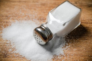 Tuzlu arka plan. Tahta bir masada..