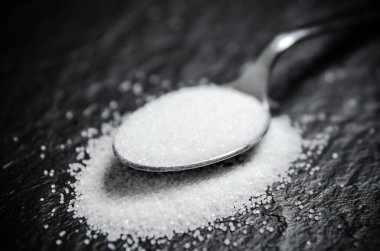 Tuzlu arka plan. Siyah bir masada..