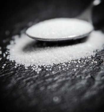 Tuzlu arka plan. Siyah bir masada..