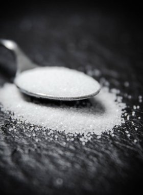 Tuzlu arka plan. Siyah bir masada..