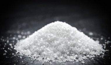 Tuzlu arka plan. Siyah bir masada..