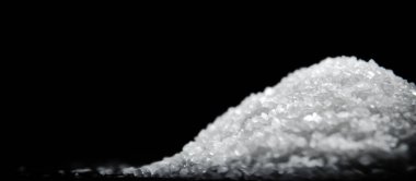 Tuzlu arka plan. Siyah bir masada..