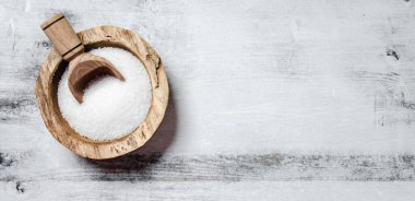 Tuzlu arka plan. Beyaz bir masada..