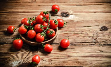 Taze domates. Tahta bir masada..