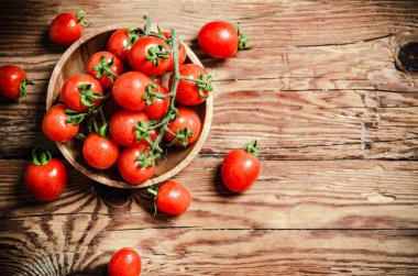 Taze domates. Tahta bir masada..