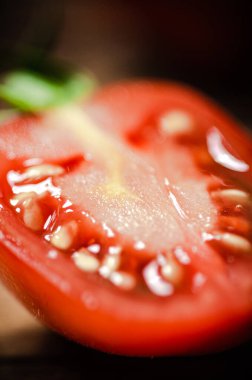 Taze domates. Tahta bir masada..