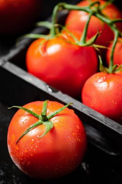 Taze domates. Siyah bir masada..