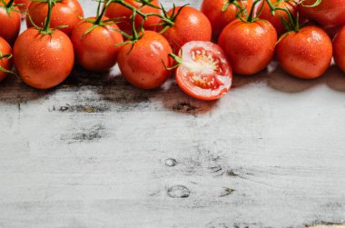 Taze domates. Beyaz bir masada..