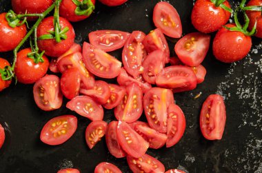 Taze doğranmış domates. Siyah bir masada..