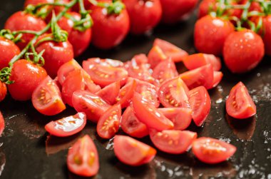 Taze doğranmış domates. Siyah bir masada..