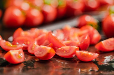 Taze doğranmış domates. Siyah bir masada..