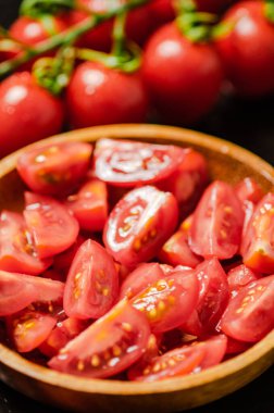 Taze doğranmış domates. Siyah bir masada..