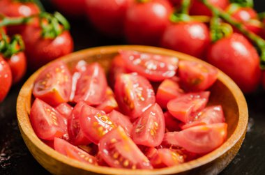 Taze doğranmış domates. Siyah bir masada..