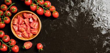 Taze doğranmış domates. Siyah bir masada..