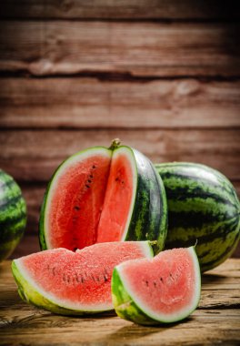 Dilimlenmiş taze karpuz. Tahta bir masada..