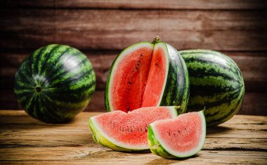 Dilimlenmiş taze karpuz. Tahta bir masada..