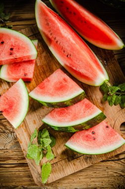Dilimlenmiş taze karpuz. Tahta bir masada..