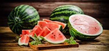 Dilimlenmiş taze karpuz. Tahta bir masada..