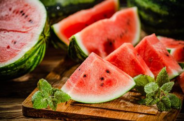 Dilimlenmiş taze karpuz. Tahta bir masada..