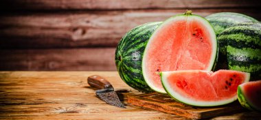 Dilimlenmiş taze karpuz. Tahta bir masada..