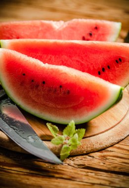 Dilimlenmiş taze karpuz. Tahta bir masada..