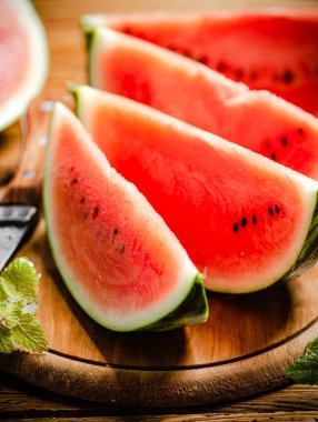 Dilimlenmiş taze karpuz. Tahta bir masada..