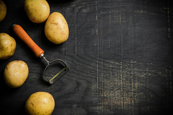 Свежая картошка. На черном фоне.