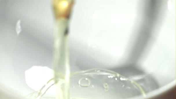 生卵は皿に落ちている 1000Fpsで高速カメラで撮影しました 高品質のフルHd映像 — ストック動画