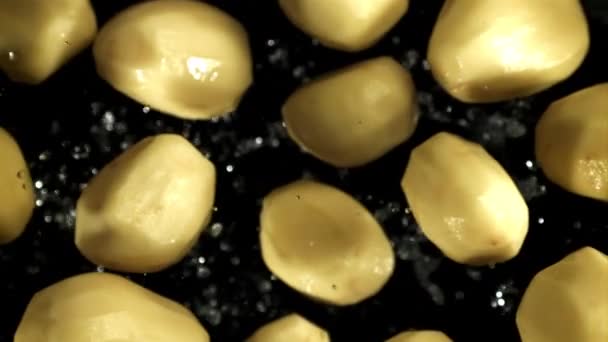 Geschilde Aardappelen Vliegen Omhoog Zicht Van Bovenaf Gefilmd Een Hoge — Stockvideo