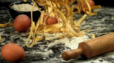 Makarna un ile masaya düşer. 1000 fps 'de yüksek hızlı bir kamerayla çekildi. Yüksek kaliteli FullHD görüntüler
