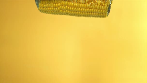 Kukuřičné Ucho Padá Pod Vodu Žlutém Pozadí Natočeno Vysokorychlostní Kameře — Stock video