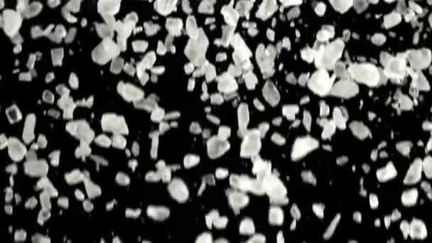 Fallande Saltkristaller Svart Bakgrund Inspelning Höghastighetskamera 1000 Fps Högkvalitativ Fullhd — Stockvideo