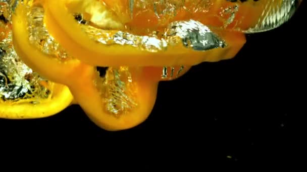 Нарезанный Желтый Перец Падает Воду Снято Высокоскоростную Камеру Скоростью 1000 — стоковое видео