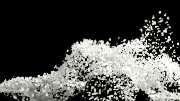Αλάτι Πετάει Πάνω Μαύρο Φόντο Τραβήχτηκε Κάμερα Υψηλής Ταχύτητας Στα — Αρχείο Βίντεο
