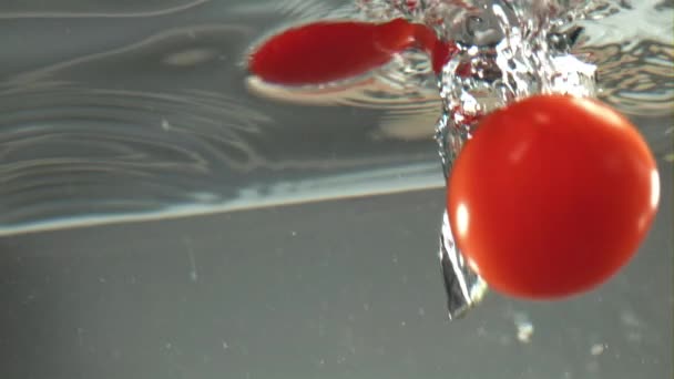 Помидоры Падают Воду Кастрюлю Снято Высокоскоростную Камеру Скоростью 1000 Кадров — стоковое видео