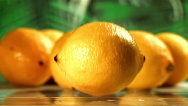 Лимон Падает Мокрый Стол Снято Высокоскоростную Камеру Скоростью 1000 Кадров — стоковое видео