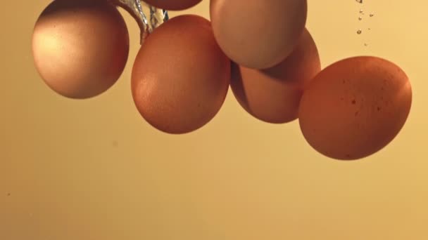 Yumurtalar Kabarcıklarla Birlikte Suyun Altına Düşer 1000 Fps Yüksek Hızlı — Stok video
