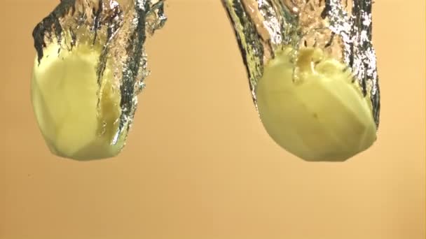 皮をむいたジャガイモは水中に落ちる 1000Fpsで高速カメラで撮影しました 高品質のフルHd映像 — ストック動画