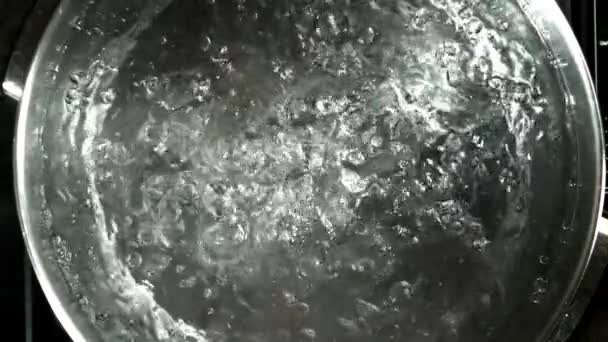 Ein Topf Mit Kochendem Wasser Blick Von Oben Gefilmt Mit — Stockvideo