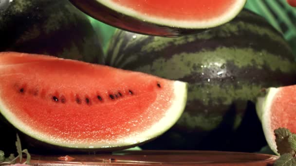 Een Stuk Watermeloen Valt Tafel Gefilmd Een Hoge Snelheidscamera Met — Stockvideo
