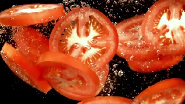 Pomidory Plasterkach Pod Wodą Bąbelkami Powietrza Nagranie Szybkiej Kamerze Prędkością — Wideo stockowe