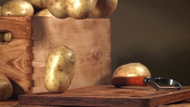 Πατάτες Πέφτουν Μια Ξύλινη Σανίδα Τραβήχτηκε Κάμερα Υψηλής Ταχύτητας Στα — Αρχείο Βίντεο