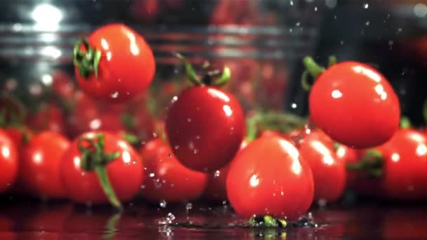 Tomaten Fallen Auf Einen Nassen Tisch Gefilmt Mit Einer Hochgeschwindigkeitskamera — Stockvideo