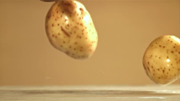 ジャガイモは濡れたテーブルに落ちる 1000Fpsで高速カメラで撮影しました 高品質のフルHd映像 — ストック動画