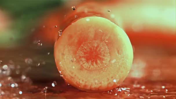 Капли Воды Падают Морковку Снято Высокоскоростную Камеру Скоростью 1000 Кадров — стоковое видео