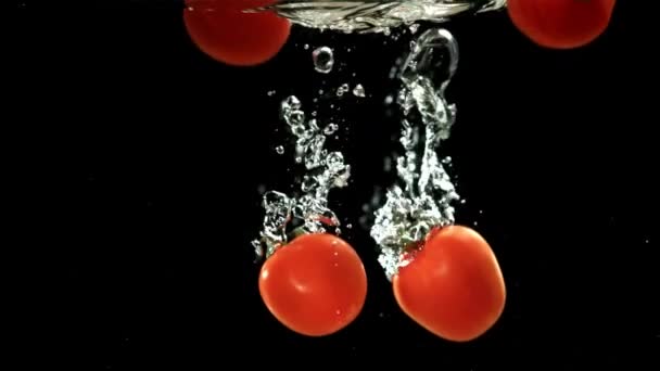 Ντομάτες Πέφτουν Κάτω Από Νερό Τραβήχτηκε Κάμερα Υψηλής Ταχύτητας Στα — Αρχείο Βίντεο