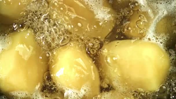 沸騰した水にジャガイモを皮をむいた 1000Fpsで高速カメラで撮影しました 高品質のフルHd映像 — ストック動画