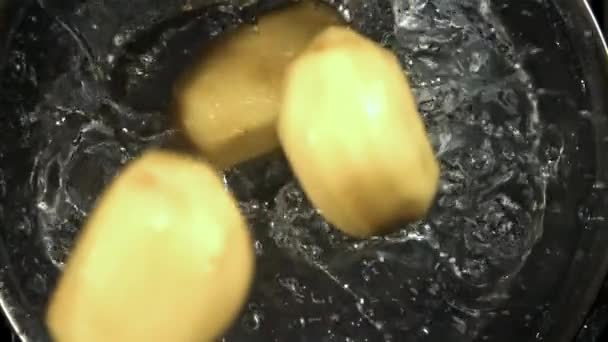 Obierane Ziemniaki Wpadają Wrzącej Wody Nagranie Szybkiej Kamerze Prędkością 1000 — Wideo stockowe