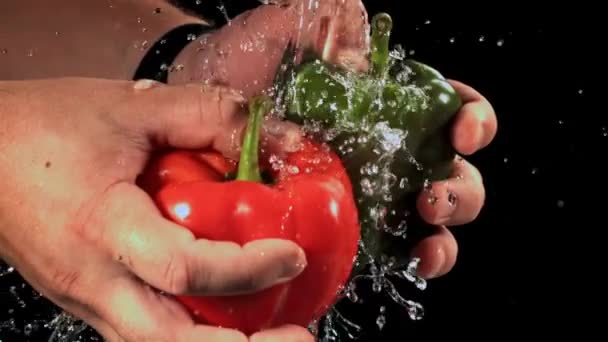 Muž Myje Sladkou Papriku Pod Tekoucí Vodou Natočeno Vysokorychlostní Kameře — Stock video