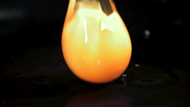 Çiğ Bir Yumurta Kızartma Tavasına Düşer 1000 Fps Yüksek Hızlı — Stok video